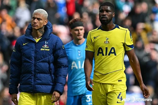 '내가 잔류 희망 날렸구나' 무릎 꿇고 절망한 토트넘 수비수