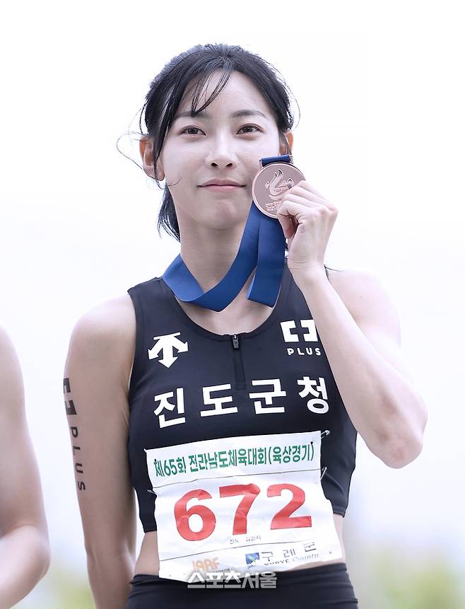 ‘육상 카리나’ 김민지, 진도군 명예 걸고 200m 동메달 획득...제65회 전남체전 육상