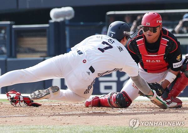 친정팀 울린 박찬호 '전매특허' 홈쇄도… 두산, KIA 연이틀 꺾고 위닝시리즈