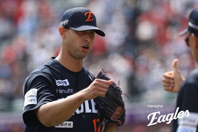 3일만에 사람이 달라졌다! 김경문의 마법 → ⅓이닝 7실점 악몽 떨친 에르난데스