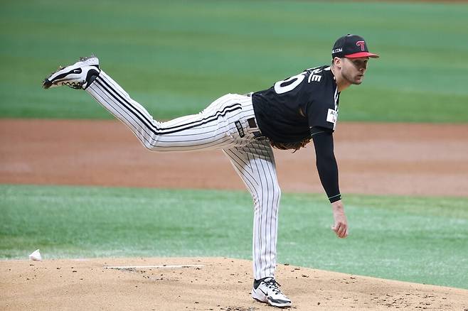 12년 만 삼성 8연승 막았다! 톨허스트 3G 연속 QS…LG, 원태인 꺾고 5-0 완승 [대구 게임노트]