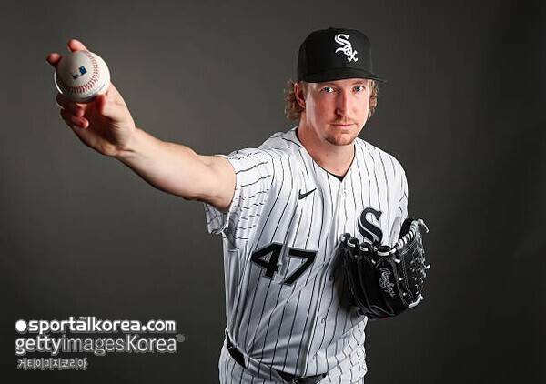 한국 돌아갈걸 그랬나, 승리까지 1아웃 남기고 강판당하다니…고전하는 'KBO MVP', 과연 명예 회복 가능할까