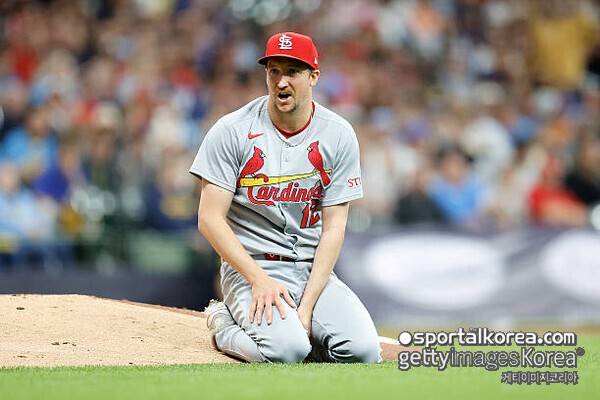 한국 돌아갈걸 그랬나, 승리까지 1아웃 남기고 강판당하다니…고전하는 'KBO MVP', 과연 명예 회복 가능할까