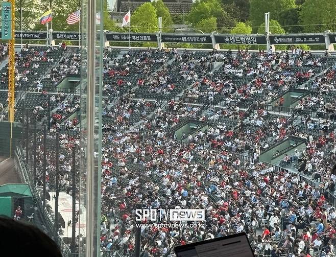 치명적 주루사+실책 연발 '3연패'…텅텅 빈 사직구장, 롯데 팬들은 또 떠났다