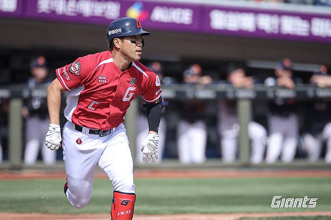 치명적 주루사+실책 연발 '3연패'…텅텅 빈 사직구장, 롯데 팬들은 또 떠났다