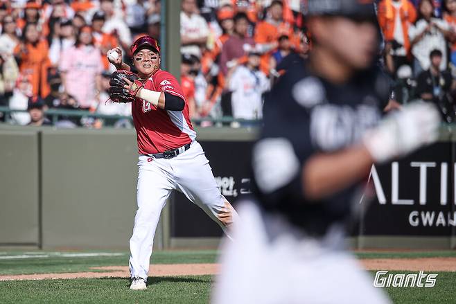 치명적 주루사+실책 연발 '3연패'…텅텅 빈 사직구장, 롯데 팬들은 또 떠났다