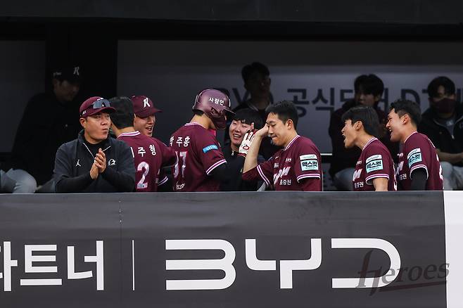 키움이 이겼는데 삼성도 기쁘다? KT 1위 도약+5연승 좌절…히어로즈 5연패 탈출 성공 [수원:스코어]