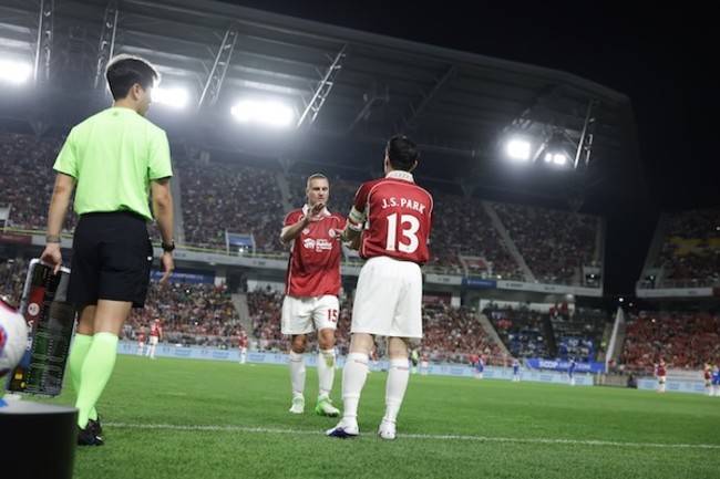 [레전드 매치 현장메모] 박지성 나왔다! 후반전 막판 교체 투입→응원가+박수 쏟아졌다