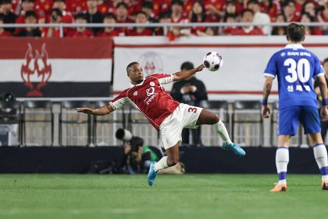 [BE.현장] 몸싸움‧파울‧태클에 경고까지! 패러다임 뒤바꾼 '전설들의 투혼'→ 수원 삼성, OGFC 상대로 1-0 '신승'… 막판엔 韓 전설도 출격!