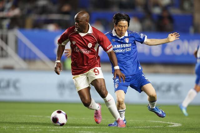 [BE.현장] 몸싸움‧파울‧태클에 경고까지! 패러다임 뒤바꾼 '전설들의 투혼'→ 수원 삼성, OGFC 상대로 1-0 '신승'… 막판엔 韓 전설도 출격!