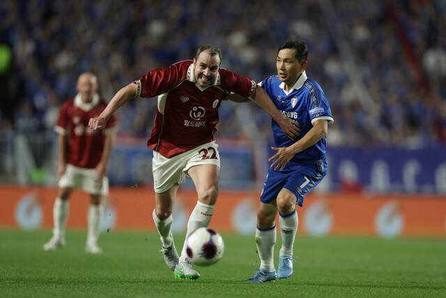 [BE.현장] 몸싸움‧파울‧태클에 경고까지! 패러다임 뒤바꾼 '전설들의 투혼'→ 수원 삼성, OGFC 상대로 1-0 '신승'… 막판엔 韓 전설도 출격!