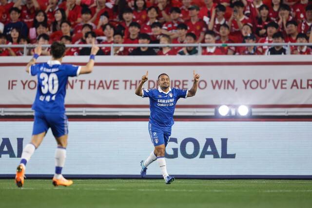 [BE.현장] 몸싸움‧파울‧태클에 경고까지! 패러다임 뒤바꾼 '전설들의 투혼'→ 수원 삼성, OGFC 상대로 1-0 '신승'… 막판엔 韓 전설도 출격!