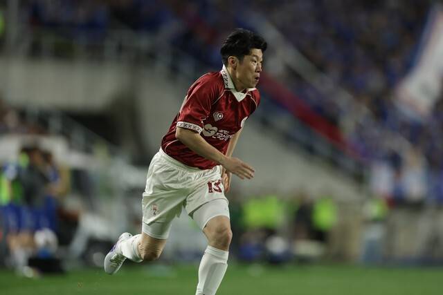 [BE.현장] 몸싸움‧파울‧태클에 경고까지! 패러다임 뒤바꾼 '전설들의 투혼'→ 수원 삼성, OGFC 상대로 1-0 '신승'… 막판엔 韓 전설도 출격!