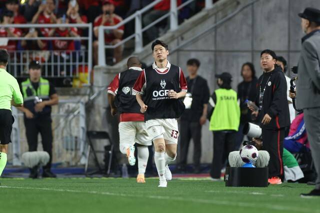 [BE.현장] 몸싸움‧파울‧태클에 경고까지! 패러다임 뒤바꾼 '전설들의 투혼'→ 수원 삼성, OGFC 상대로 1-0 '신승'… 막판엔 韓 전설도 출격!