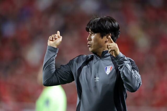 [BE.현장] 몸싸움‧파울‧태클에 경고까지! 패러다임 뒤바꾼 '전설들의 투혼'→ 수원 삼성, OGFC 상대로 1-0 '신승'… 막판엔 韓 전설도 출격!