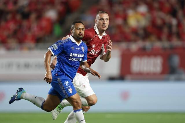 [BE.현장] 몸싸움‧파울‧태클에 경고까지! 패러다임 뒤바꾼 '전설들의 투혼'→ 수원 삼성, OGFC 상대로 1-0 '신승'… 막판엔 韓 전설도 출격!