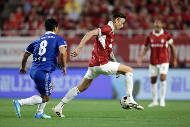 [BE.현장] 몸싸움‧파울‧태클에 경고까지! 패러다임 뒤바꾼 '전설들의 투혼'→ 수원 삼성, OGFC 상대로 1-0 '신승'… 막판엔 韓 전설도 출격!