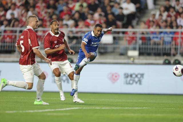 [BE.현장] 몸싸움‧파울‧태클에 경고까지! 패러다임 뒤바꾼 '전설들의 투혼'→ 수원 삼성, OGFC 상대로 1-0 '신승'… 막판엔 韓 전설도 출격!