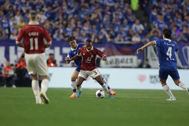 [BE.현장] 몸싸움‧파울‧태클에 경고까지! 패러다임 뒤바꾼 '전설들의 투혼'→ 수원 삼성, OGFC 상대로 1-0 '신승'… 막판엔 韓 전설도 출격!