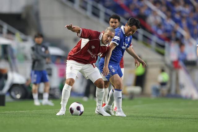 [BE.현장] 몸싸움‧파울‧태클에 경고까지! 패러다임 뒤바꾼 '전설들의 투혼'→ 수원 삼성, OGFC 상대로 1-0 '신승'… 막판엔 韓 전설도 출격!