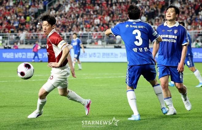 '무릎 괜찮나' 박지성 향했던 태클→직접 답했다