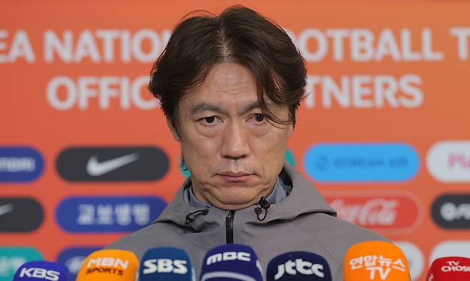 “팬들 비판이 두렵나” 박수도 없이 짐 싸는 ‘홍명보호’…40년 관행 깬 ‘침묵의 출국’