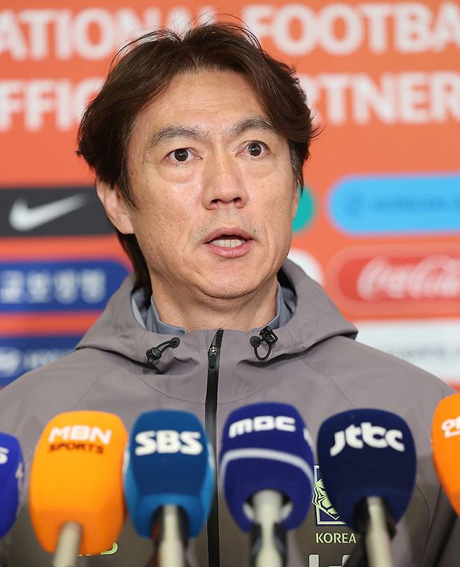 “팬들 비판이 두렵나” 박수도 없이 짐 싸는 ‘홍명보호’…40년 관행 깬 ‘침묵의 출국’