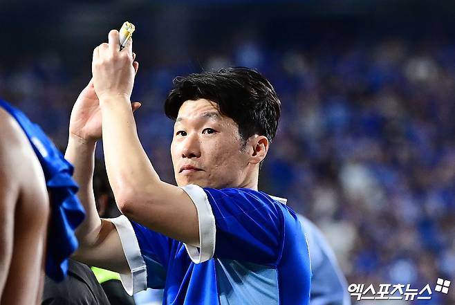 '무릎 수술' 박지성에, 수원 전 감독 '살인 백태클'이라니…JS 직접 입 열다