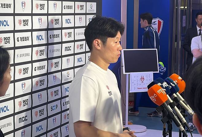 '무릎 수술' 박지성에, 수원 전 감독 '살인 백태클'이라니…JS 직접 입 열다