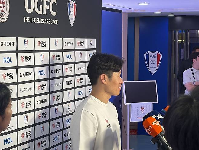 '무릎 수술' 박지성에, 수원 전 감독 '살인 백태클'이라니…JS 직접 입 열다