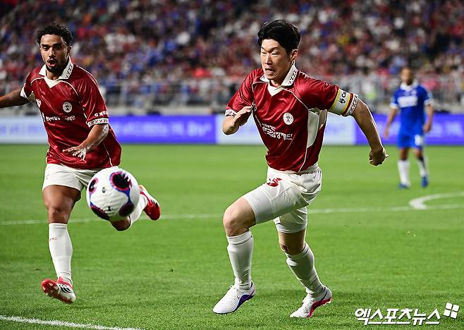 '무릎 수술' 박지성에, 수원 전 감독 '살인 백태클'이라니…JS 직접 입 열다