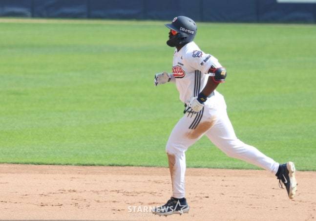 '설렁설렁 산책 수비?' 외인 논란→사령탑은 확실하게 선 그었다, 실제로는 오히려 그 정반대라니...