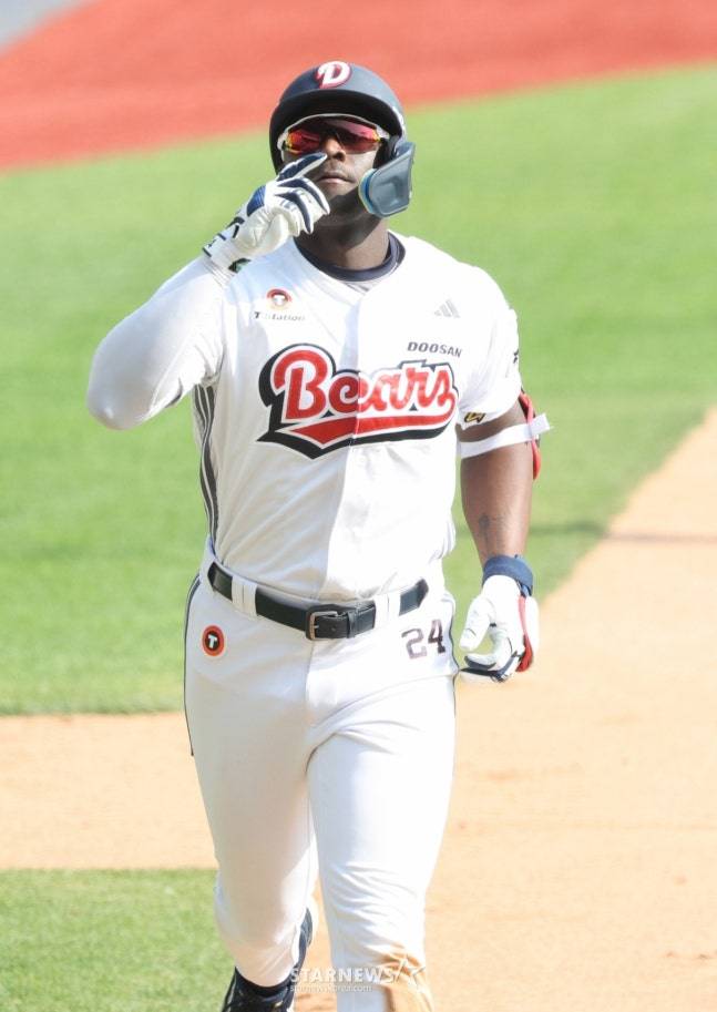 '설렁설렁 산책 수비?' 외인 논란→사령탑은 확실하게 선 그었다, 실제로는 오히려 그 정반대라니...