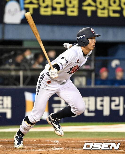 ‘대박’ 롯데-두산 초대형 트레이드 전격 단행→두산에 투혼의 복덩이 왔다, 신임 감독도 감탄 “야구 정말 간절하게 한다”