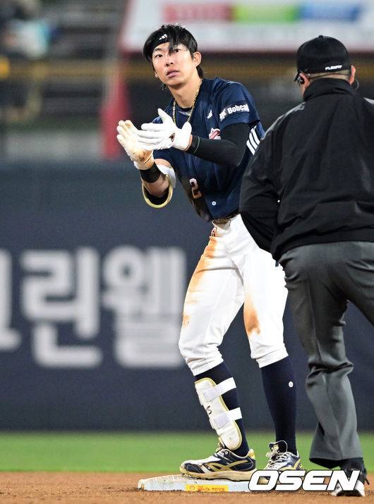 ‘대박’ 롯데-두산 초대형 트레이드 전격 단행→두산에 투혼의 복덩이 왔다, 신임 감독도 감탄 “야구 정말 간절하게 한다”