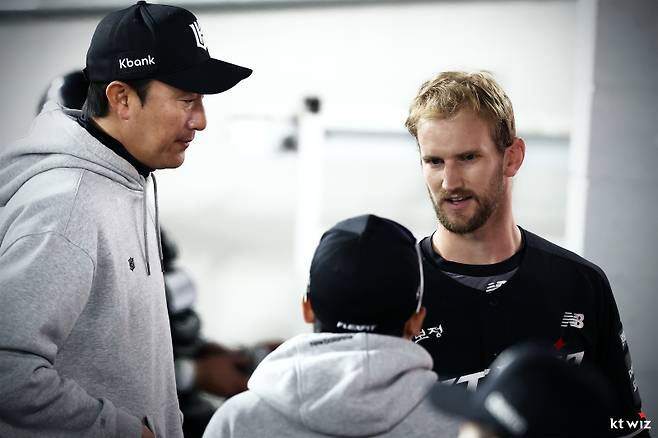 '반전 또 반전' 오타니 일면식도 없던 4점대 투수, '오타니 스위퍼'로 한국 에이스 된 사연 [IS 스타]