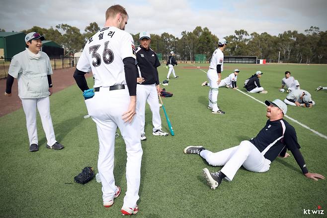 '반전 또 반전' 오타니 일면식도 없던 4점대 투수, '오타니 스위퍼'로 한국 에이스 된 사연 [IS 스타]