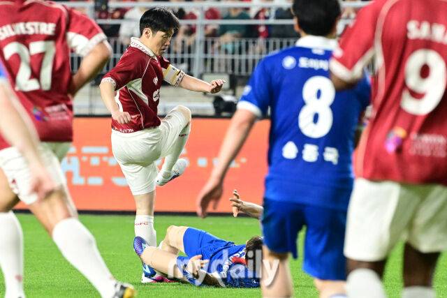 박지성에게 위험한 '살인 백태클'…절친 에브라는 보고만 있지 않았다 [곽경훈의 현장]