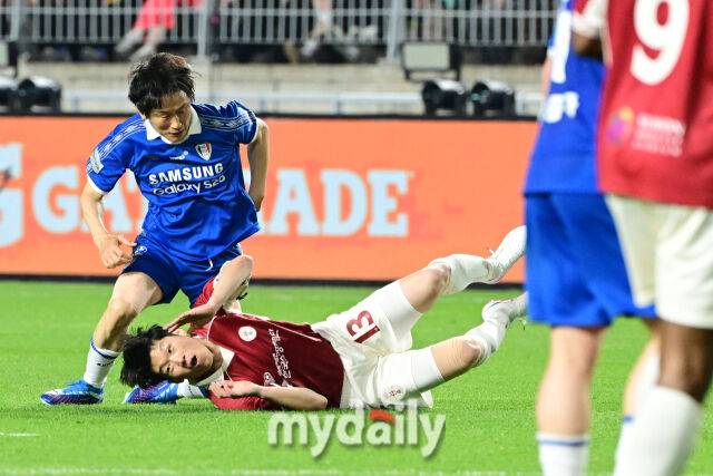 박지성에게 위험한 '살인 백태클'…절친 에브라는 보고만 있지 않았다 [곽경훈의 현장]