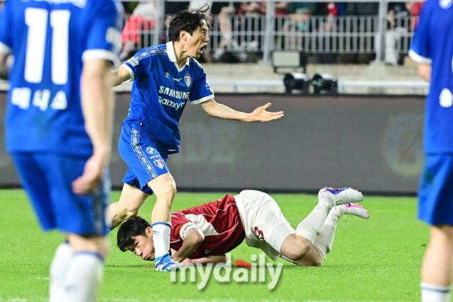 박지성에게 위험한 '살인 백태클'…절친 에브라는 보고만 있지 않았다 [곽경훈의 현장]