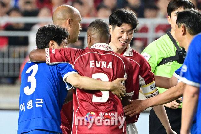 박지성에게 위험한 '살인 백태클'…절친 에브라는 보고만 있지 않았다 [곽경훈의 현장]