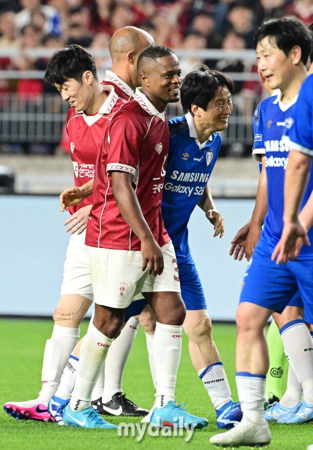 박지성에게 위험한 '살인 백태클'…절친 에브라는 보고만 있지 않았다 [곽경훈의 현장]