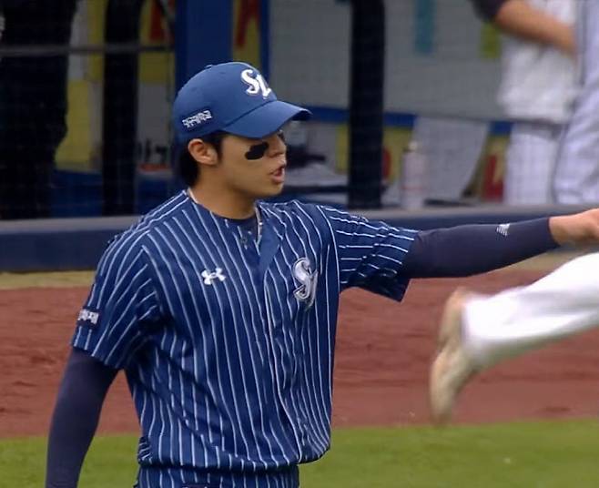 원태인 던질 땐, 3루 코치는 미동도 없어야 하나...삼성 내분 논란, 왜 LG를 건드렸나