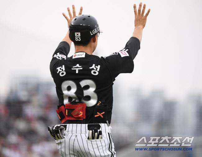 원태인 던질 땐, 3루 코치는 미동도 없어야 하나...삼성 내분 논란, 왜 LG를 건드렸나