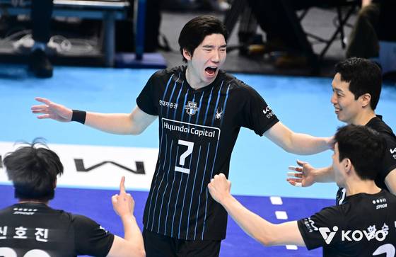 현대캐피탈 프랜차이즈로 남는다… 허수봉, 최고 연봉에 계약 합의