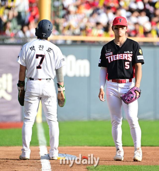 '깨물고 걷어차고', 3루에서 벌어진 '밀당'...박찬호가 김도영을 깨물고 걷어찬 이유 [유진형의 현장 1mm]