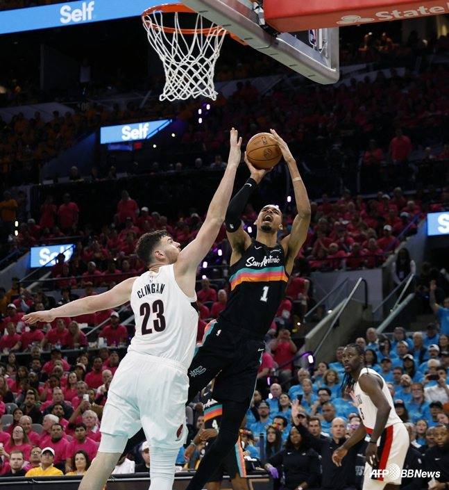 '압도적 높이' 218cm가 작아보인다... '특급 신인류' 웸반야마, 플레이오프 대기록 썼다