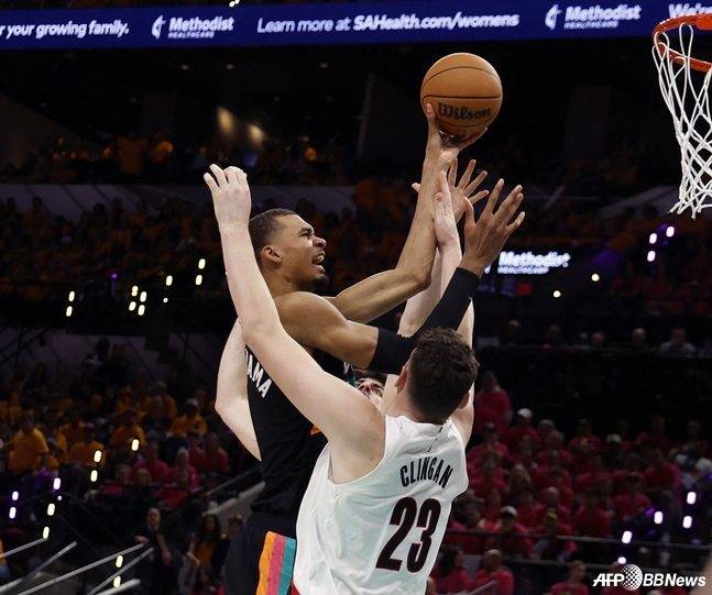 '압도적 높이' 218cm가 작아보인다... '특급 신인류' 웸반야마, 플레이오프 대기록 썼다