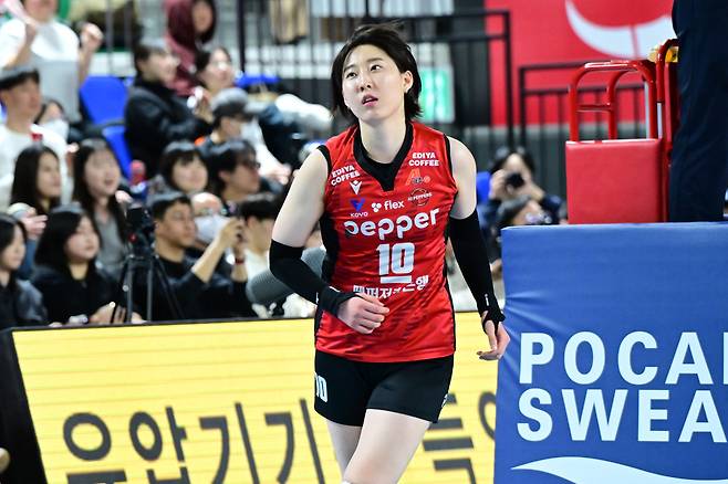 [단독] ‘클러치 박’의 ‘도로공사 리턴’ 초읽기…박정아, 페퍼저축은행과 계약서 사인하며 ‘사인 앤드 트레이드’ 첫 발걸음 내디뎠다 [남정훈의 오버 더 네트]