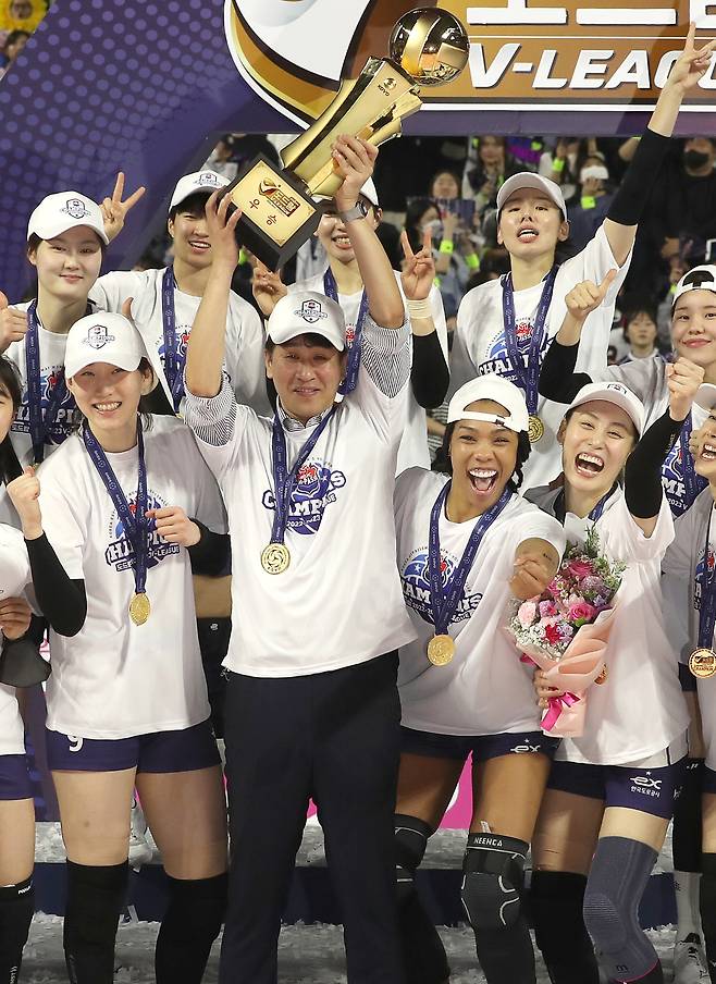 [단독] ‘클러치 박’의 ‘도로공사 리턴’ 초읽기…박정아, 페퍼저축은행과 계약서 사인하며 ‘사인 앤드 트레이드’ 첫 발걸음 내디뎠다 [남정훈의 오버 더 네트]